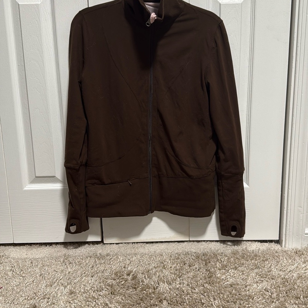 Lightweight Brown Jacket For Versatile Styling - image 1